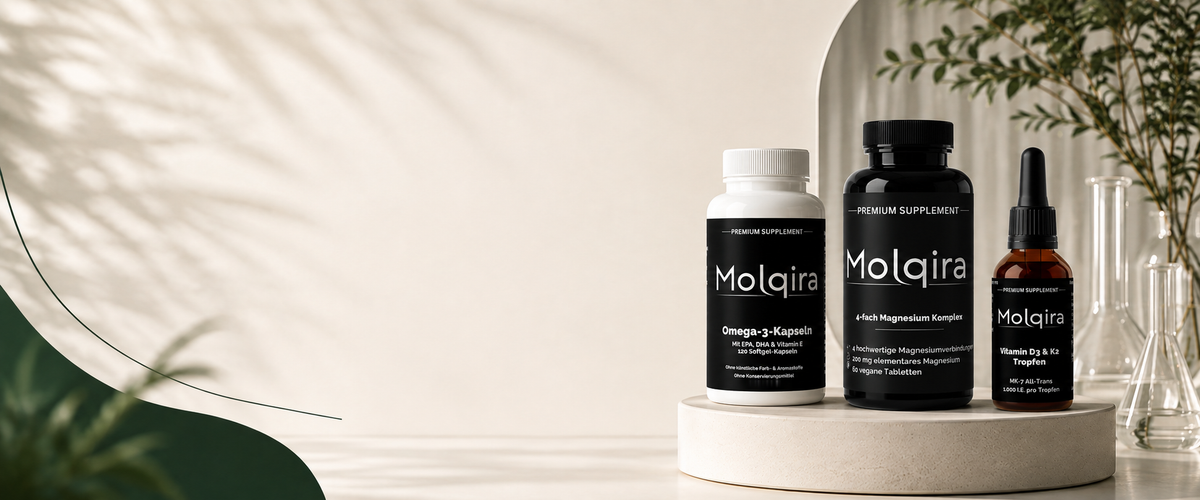Drei Molqira Produkte: Omega-3-Kapseln, 4-fach Magnesium Komplex und Vitamin D3 + K2 Tropfen
